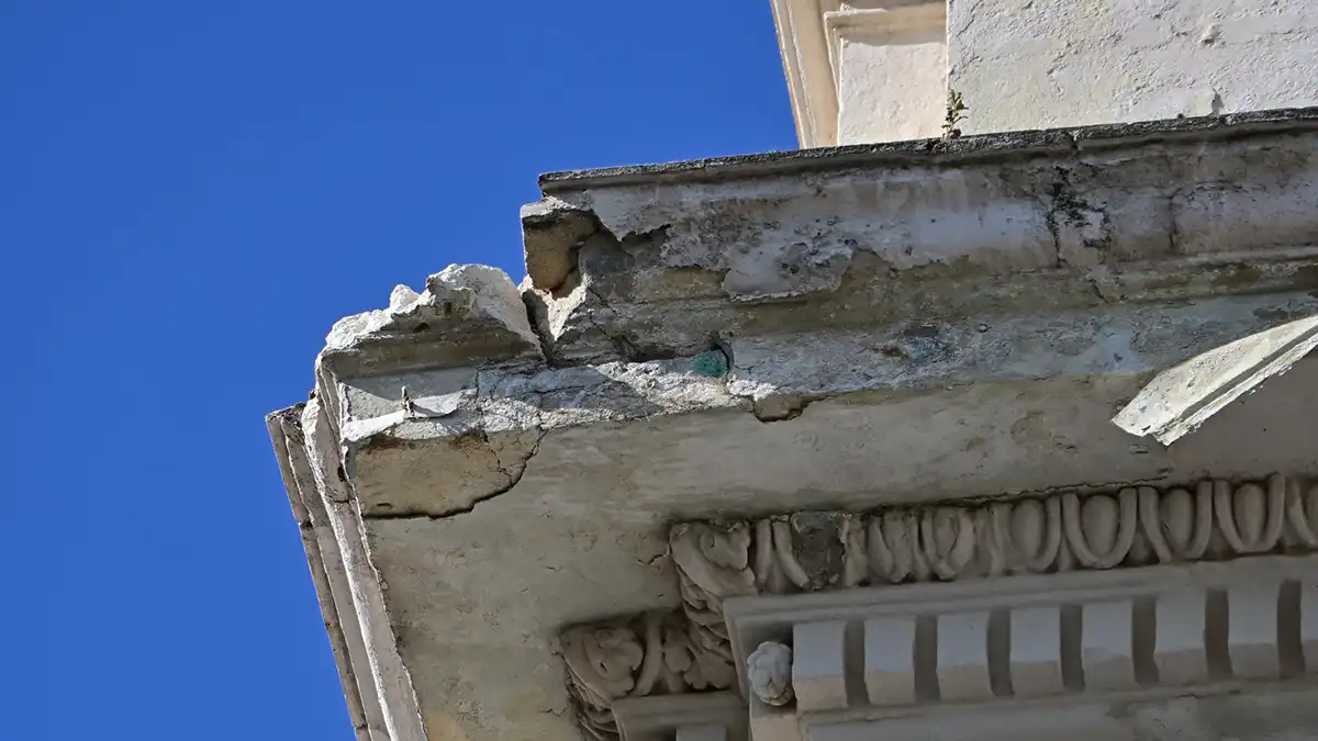Detalle de luna de las zonas dañadas en la fachada del Ayuntamiento de Cádiz. Foto: Eulogio García.