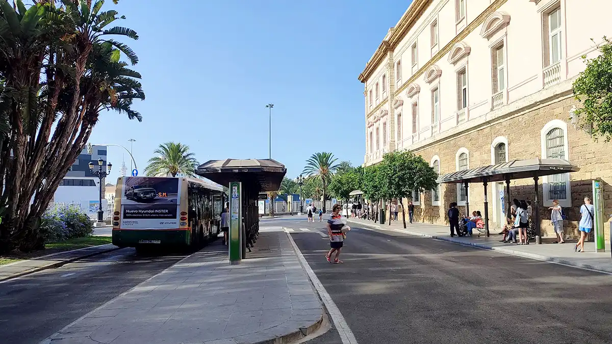 Dia despejado en la Plaza de España de Cádiz, con un autobús de servicios mínimos de la huelga en la parada