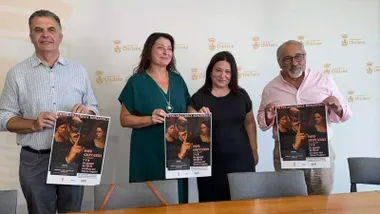 Susana Rivas, de negro, delegada de Chiclana, junto con los organizadores.