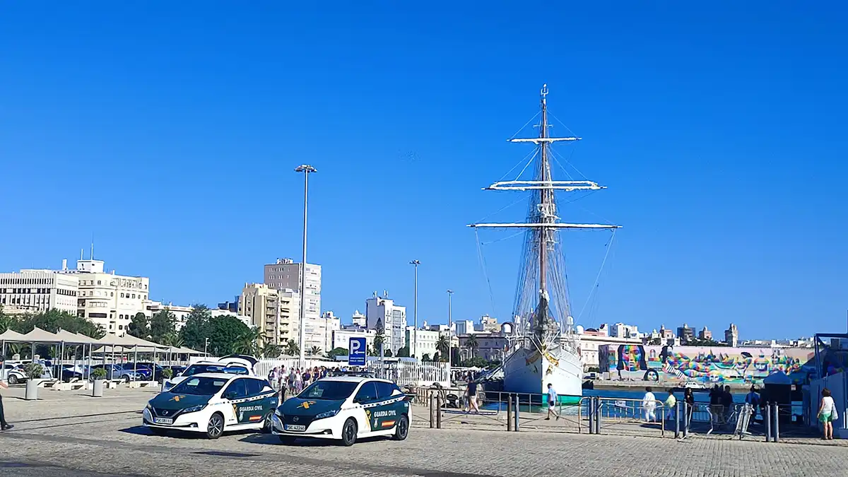 Elcano atracado en el muelle de Cádiz