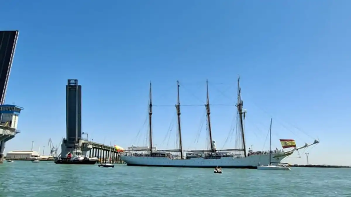 Elcano tras pasar bajo el Puente Carranza.