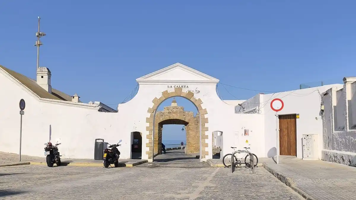 Entrada a La Caleta este lunes de bochorno en Cádiz: cielo despejado y humedad alta