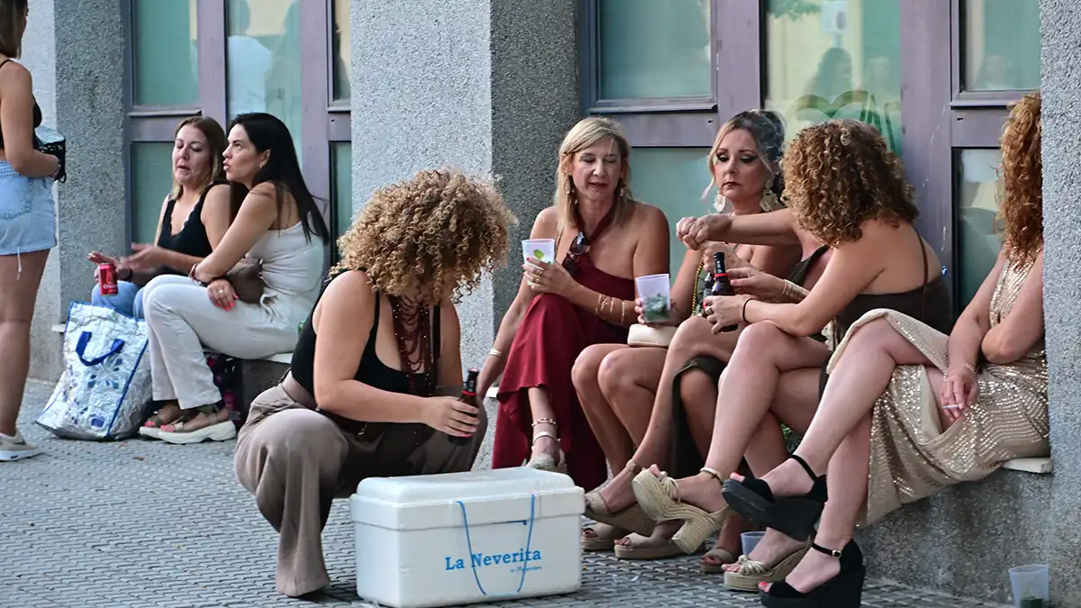Un grupo de mujeres beben a la espera de acceder al estadio.