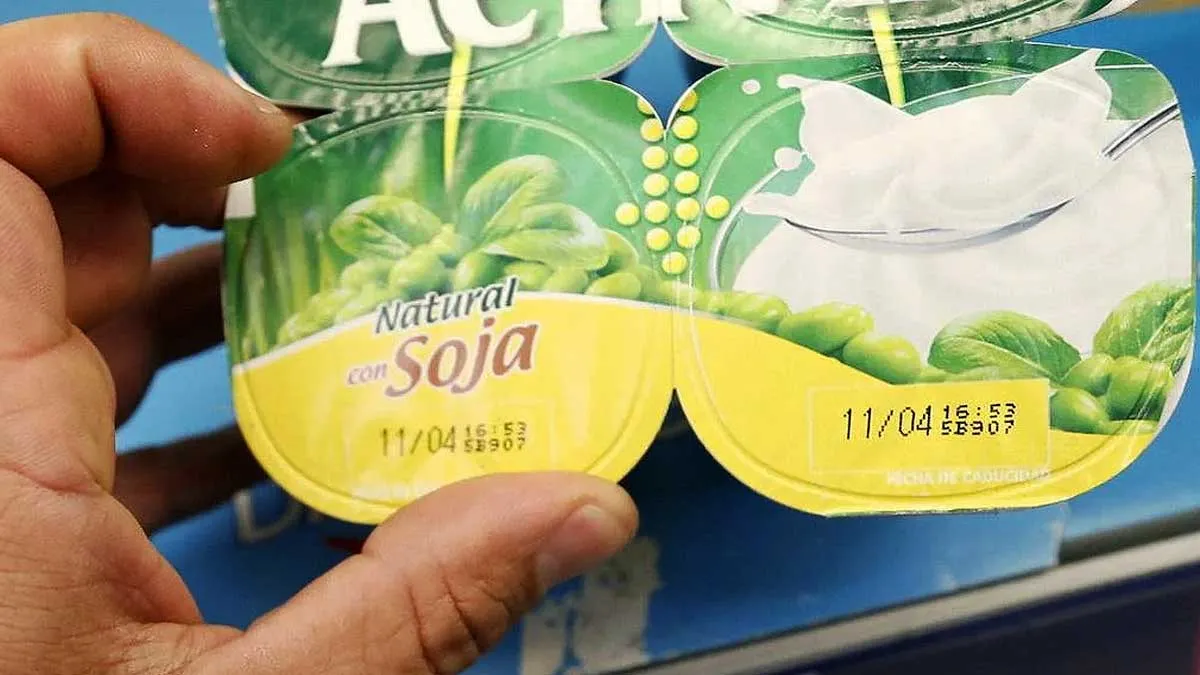 Dos yogures de soja con colores amarillo y verde, con la fecha de caducidad impresionada en la tapa.