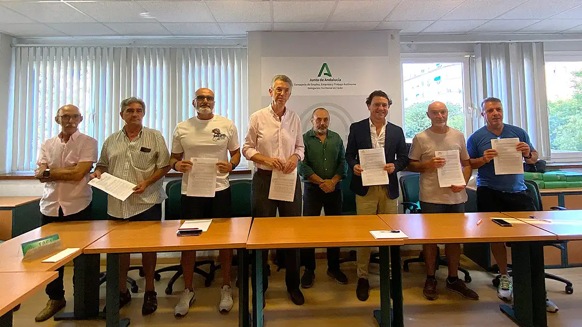 Representantes de la plantilla y de la empresa, junto al delegado de Trabajo de la Junta, en la firma del convenio colectivo tras 20 días de huelga.