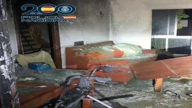 Vista del salón del piso tras ser sofocadas las llamas por los bomberos.