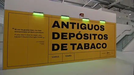 Detalles de los mensajes literarios que decoran el nuevo espacio cultural de la nave 1.