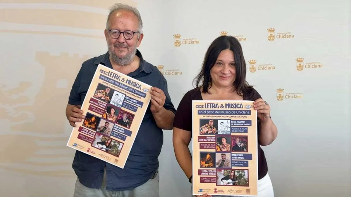 Juan José Téllez, secretario de la Fundación Fernando Quiñones, y Susana Rivas sostienen el cartel del evento.
