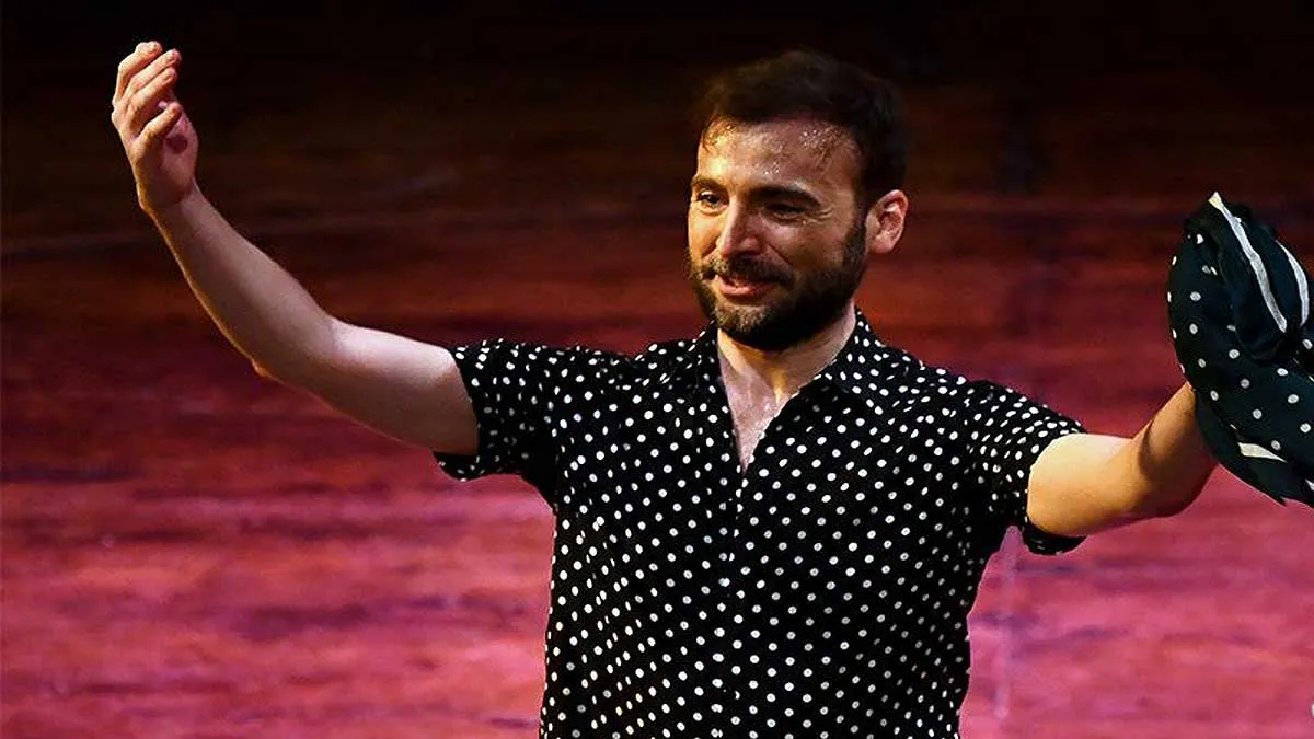 El bailaor Marco Flores en un momento de su actuación con camisa negra y lunares blancos.