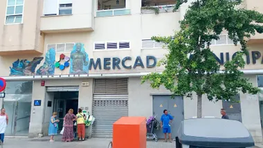 Imagen de la entrada del Mercado Virgen del Rosario. Foto: Eulogio García.