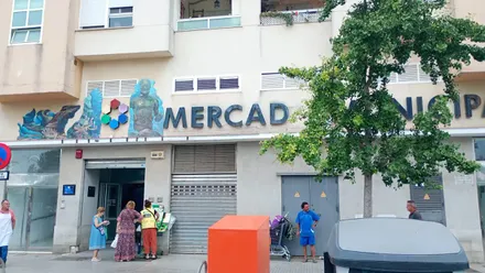 Imagen de la entrada del Mercado Virgen del Rosario. Foto: Eulogio García.
