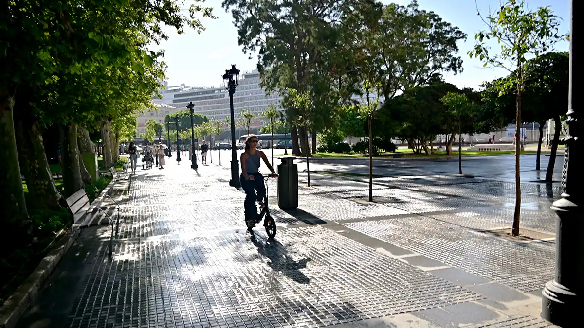 Mujer con bicicleta por la Plaza de España con buen tiempo