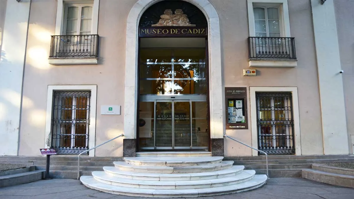 Puerta de entrada del Museo de Cádiz con escalones de mármol blanco para acceder.