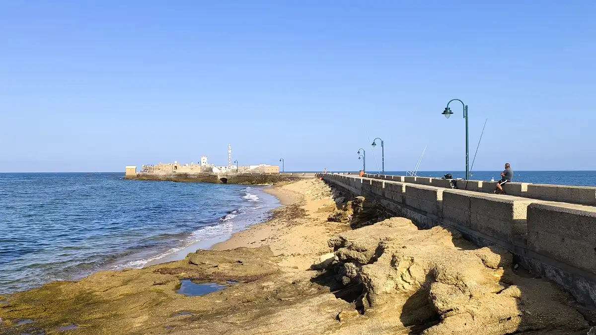 Ambiente tranquilo este domingo en el Paseo Fernando Quiñones, con el Castillo de San Sebastián al fondo