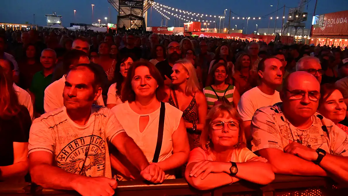 Público en la primera fila. Entre ellos, un hombre con unas patillas muy rockeras.