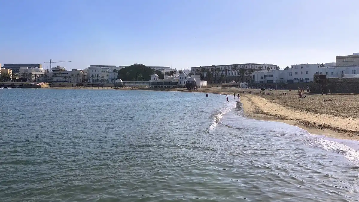 Imagen de la playa de La Caleta de Cádiz a primeras horas de una mañana soleada y de calor