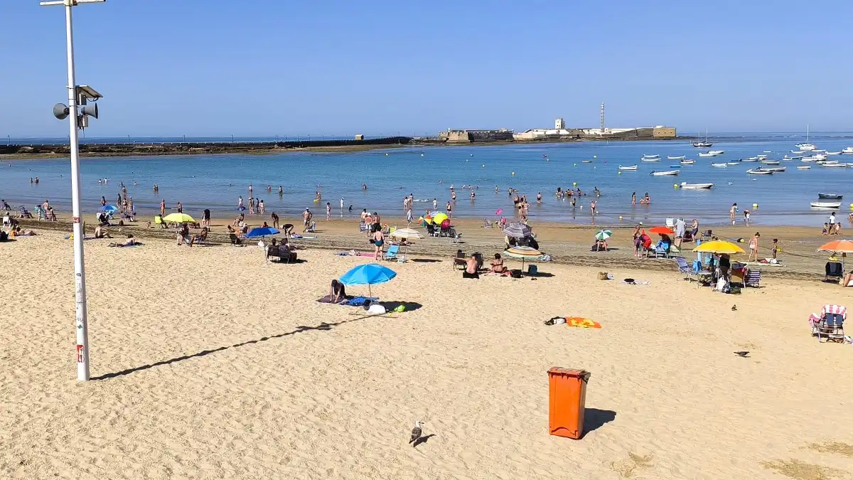 Playa de la Caleta con numeros público a primeras horas de la mañana