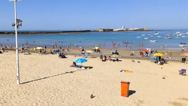 Playa de la Caleta con numeros público a primeras horas de la mañana