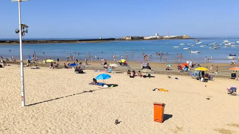 Playa de la Caleta con numeros público a primeras horas de la mañana