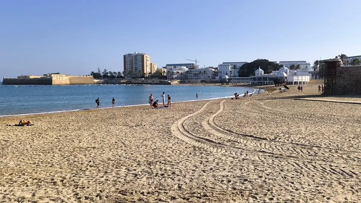Playa de la Caleta a primera hora de la mañana y ya con bañistas