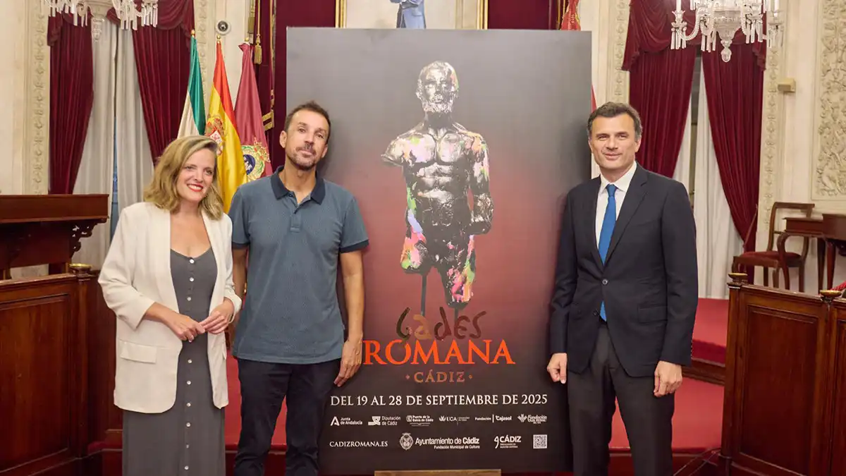 Pablo Fernández Pujo, entre la concejala de Cultura, Maite González, y el alcalde de Cádiz, Bruno García, en la presentación del cartel de Cádiz Romana.