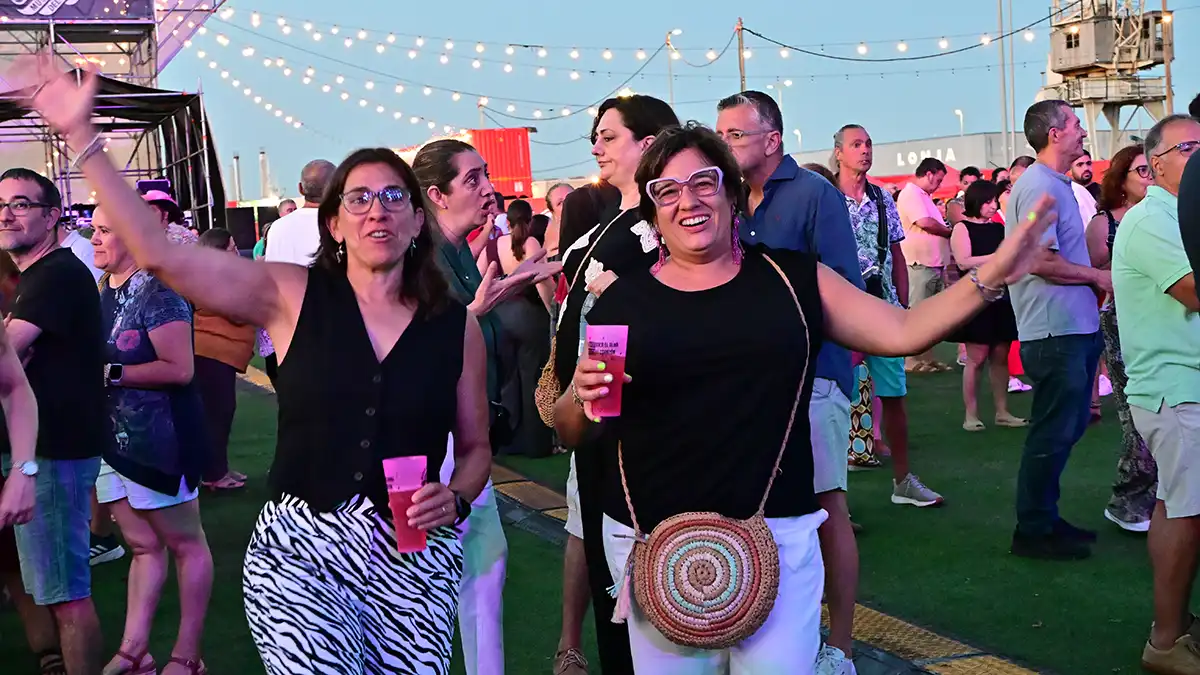 Dos mujeres entran bailando en el recinto del Música del Mar.