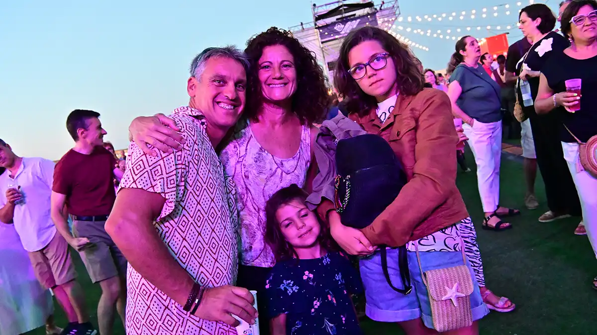 Una familia asiste junta al concierto ochentero: padre, madre y dos hijas