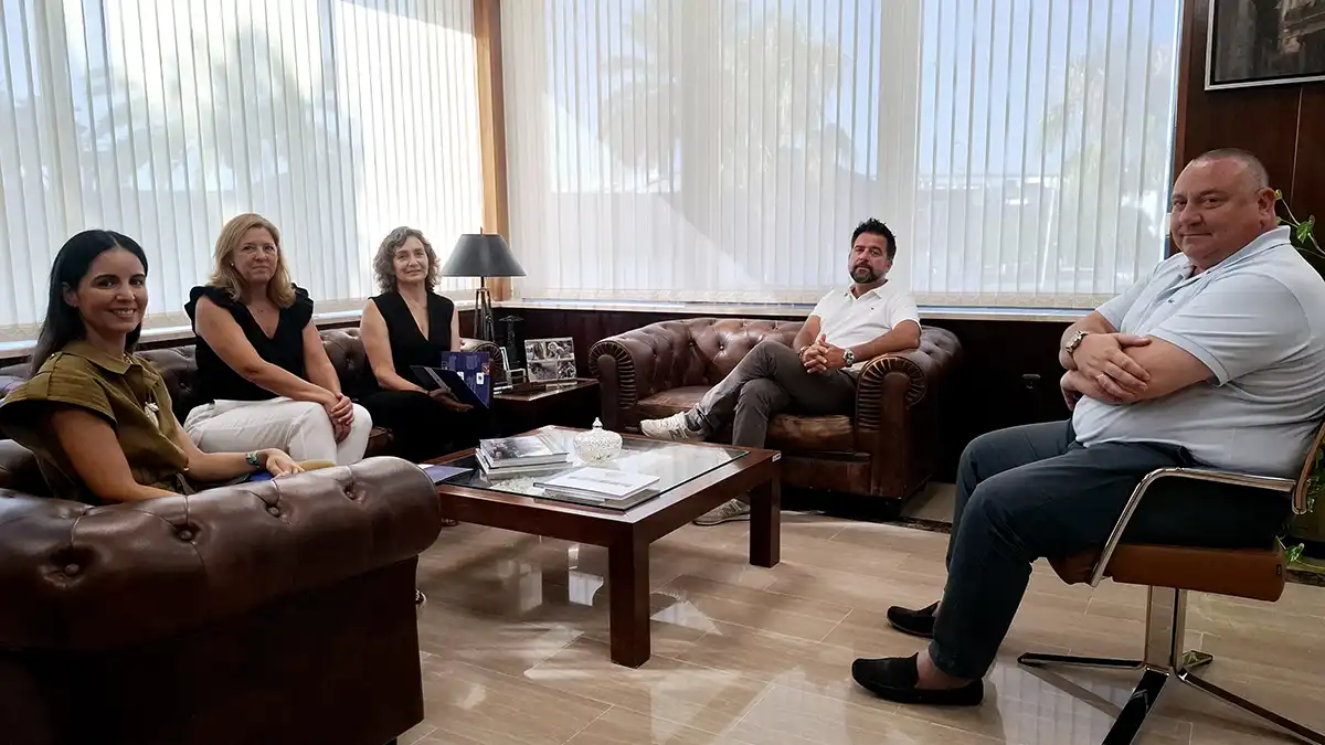 Reunión de coordinación previa al Ocean Hackathon 2025 en Cádiz, con varias personas reunidas en una sala de trabajo preparando el evento en Incubazul.