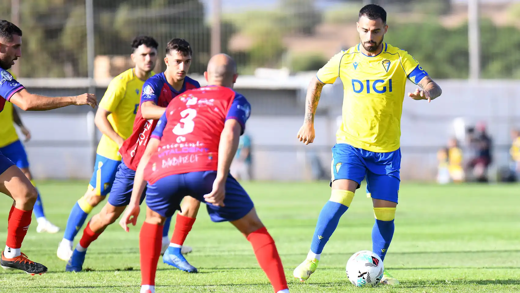 Suso con el brazalete de capitán ante el Barbate