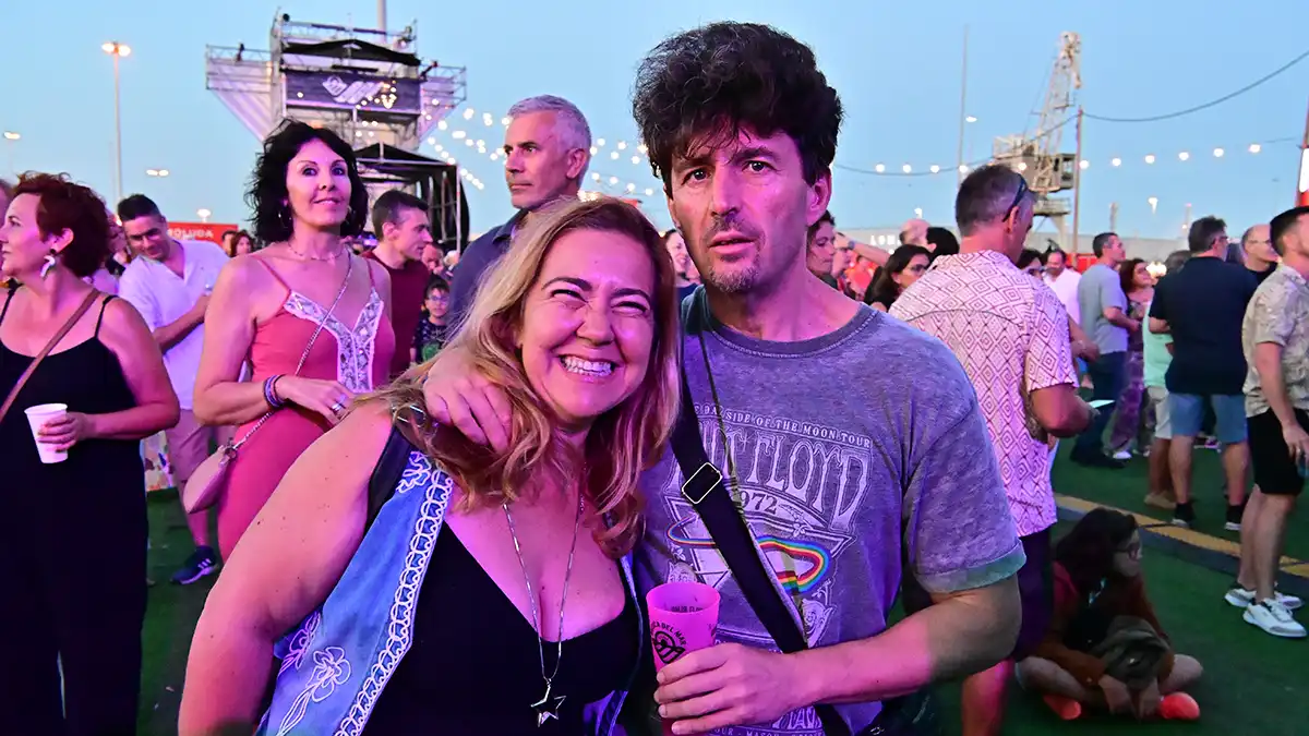 Una pareja en el concierto, él luciendo un tupé muy ochentero
