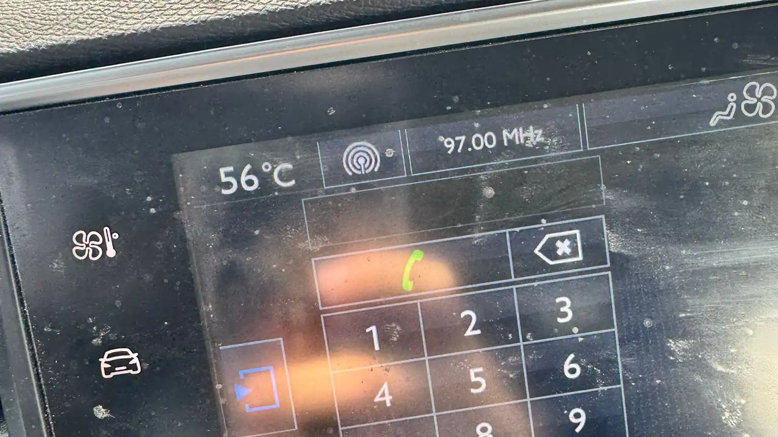 Imagen tomada en el interior de un vehículo aparcado en Jerez: 56 grados después deun rato al sol.