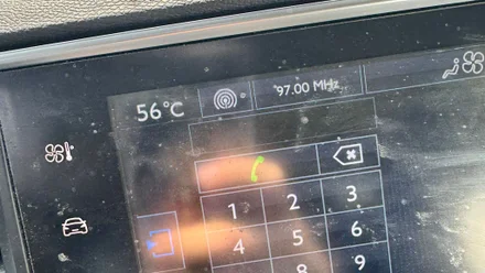 Imagen tomada en el interior de un vehículo aparcado en Jerez: 56 grados después deun rato al sol.