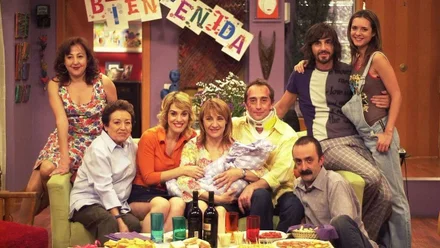 Protagonistas de la serie "7 vidas" posando en un sillón.