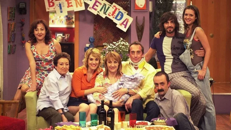Protagonistas de la serie "7 vidas" posando en un sillón.