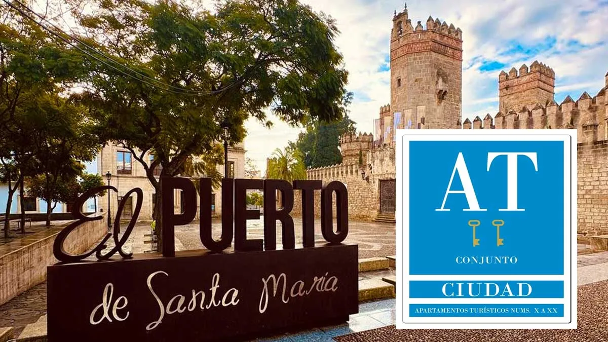 Vista del Castillo de El Puerto y una placa de Apartamentos Turísticos en azul con letras en blanco.