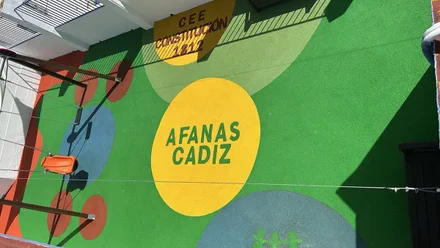 Fachada del edificio principal de Afanas Cádiz con su rótulo.
