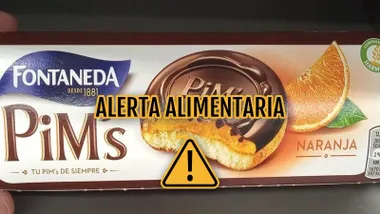 Paquete de galletas de chocolate y naranja y sobreimpresionado el cartel de "Alerta Alimentaria".