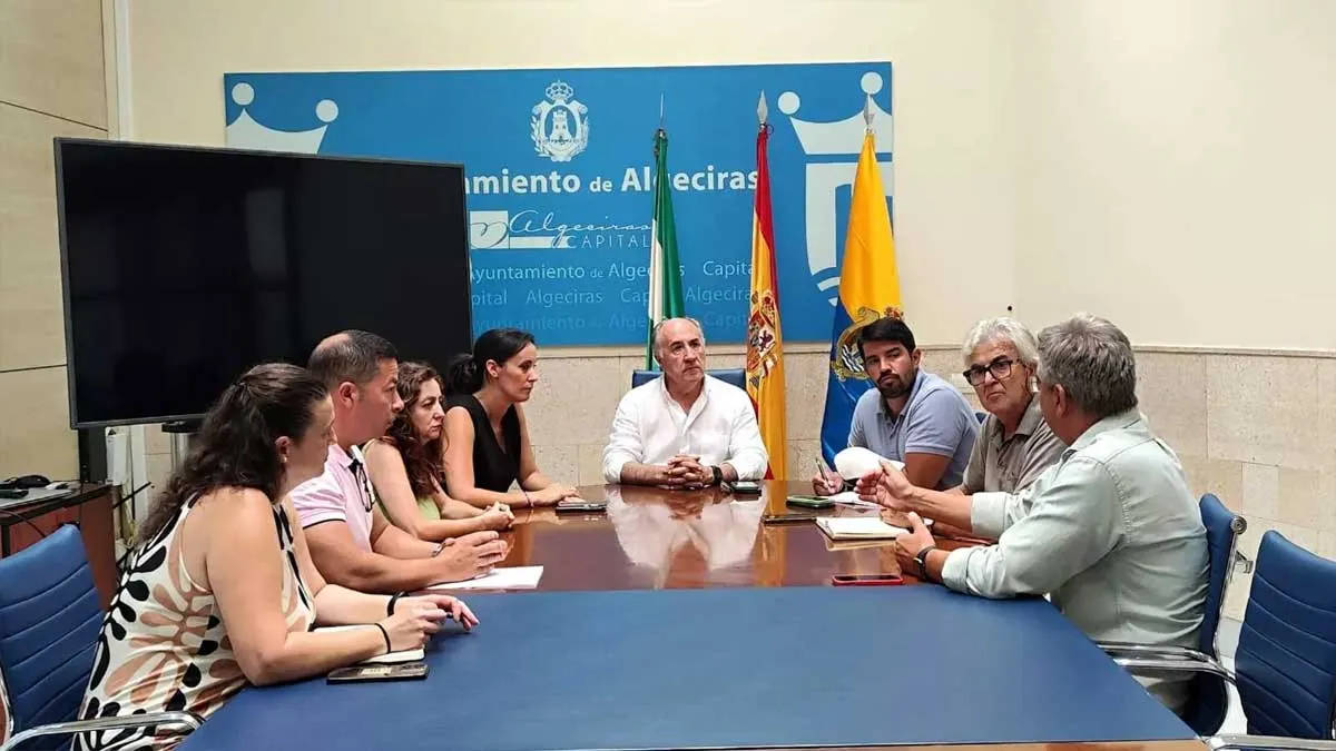 El alcalde de Algeciras, Landeluce, de blanco, en una reunión.
