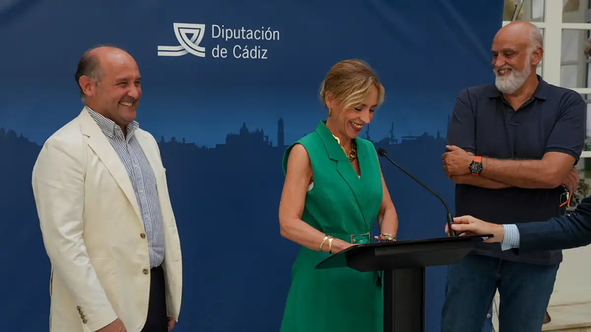 Almudena Martínez, junto a los vicepresidentes primero y segundo Juancho Ortiz y Javier Vidal en rueda de prensa