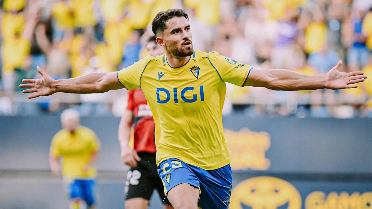Álvaro García Pascual celebra con los brazos abiertos su gol con el Cádiz CF en el Nuevo Mirandilla.