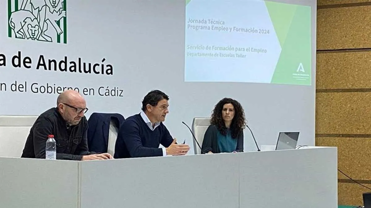 Daniel Sánchez, en el centro, acompañado y presentando un acto de Jornadas Técnicas.