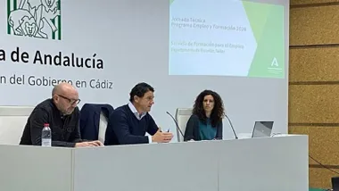 Daniel Sánchez, en el centro, acompañado y presentando un acto de Jornadas Técnicas.