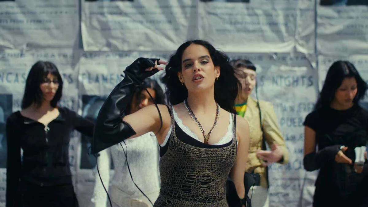 Ángeles Toledano en un videoclip, son vestido color gris.