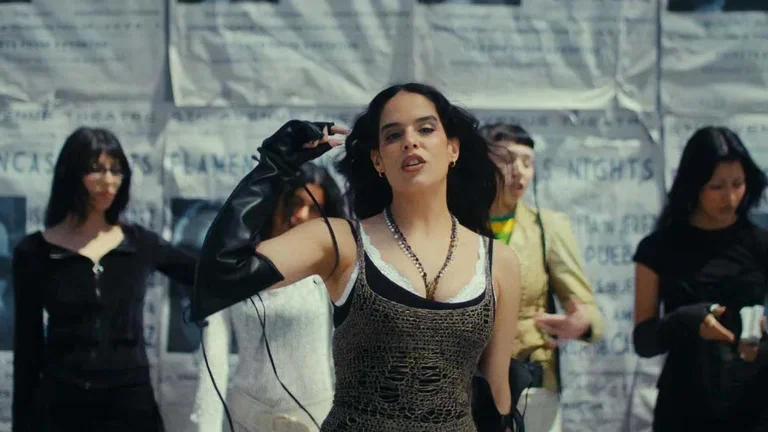 Ángeles Toledano en un videoclip, son vestido color gris.