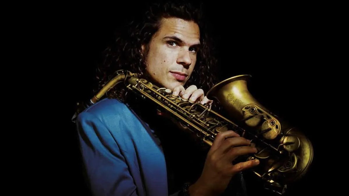 Antoni Lizana con saxofón al hombro y vestido con chaqueta azul.