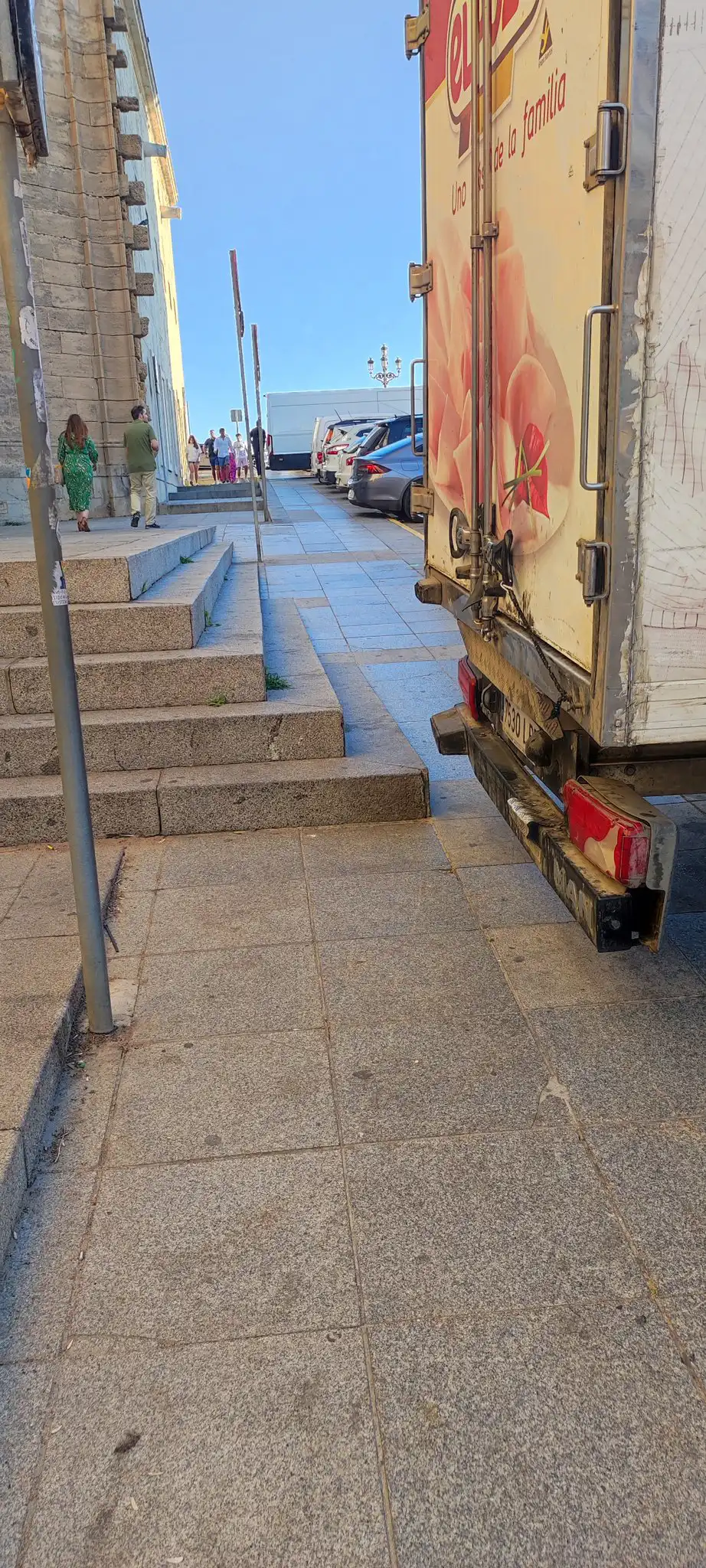 Agadi alerta sobre la creciente invasión de las aceras por vehículos en Cádiz que impide la movilidad
