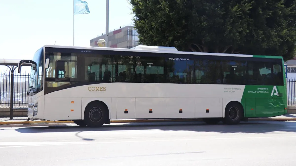 Autobús en blanco y verde de la Bahía de Cádiz.
