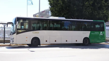 Autobús en blanco y verde de la Bahía de Cádiz.