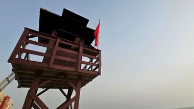 Torreta de socorrismo con la bandera roja en Cádiz.