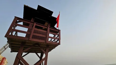 El Ayuntamiento de Cádiz iza la bandera roja y prohíbe el baño en todas las playas salvo en La Caleta